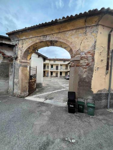 an archway in a building with two green baskets at Entire Apartment FabryExperience in Mozzanica