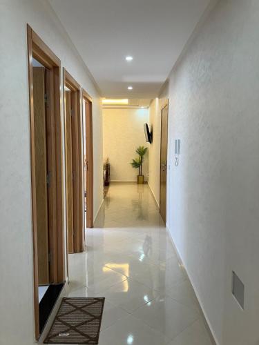 a hallway with white walls and a hallway with at Appartement lumineux près de la plage de Sidi Bouzid in El Jadida