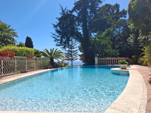 Villa Silhouette with pool and seaview close to Monaco