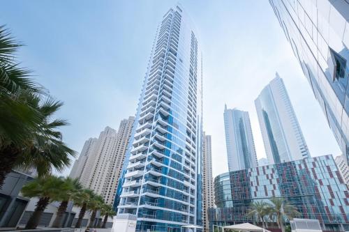 un alto edificio nel mezzo di una città di Bright and Modern Condo in Dubai Marina a Dubai