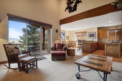a living room with a couch and a table and a kitchen at Midway 4 Bedroom 4,5 Bathroom golf course Luxury Turnberry 23 home in Midway
