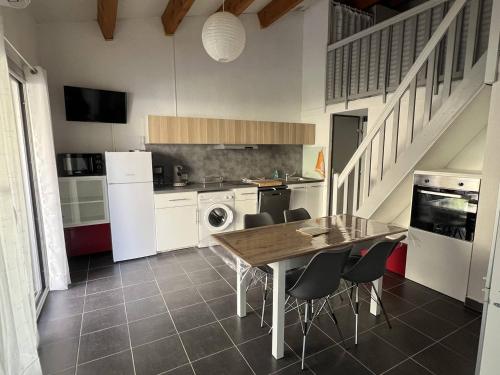 Photo de la galerie de l'établissement ONDINES I Joli T2 mezzanine climatisé Richelieu Cap d'Agde, au Cap d'Agde