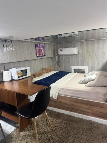 En eller flere senge i et værelse på Room with accommodation