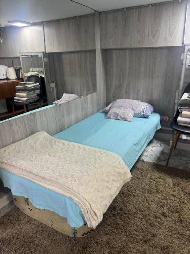 En eller flere senge i et værelse på Room with accommodation