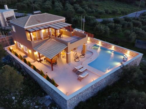 Elegant villa with sea view in Crete