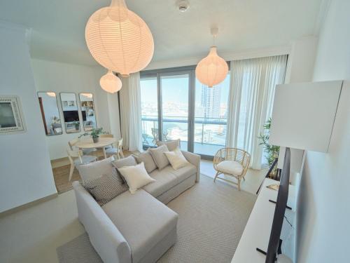 Luxury 1BR Downtown Dubai Skyline & Sea View