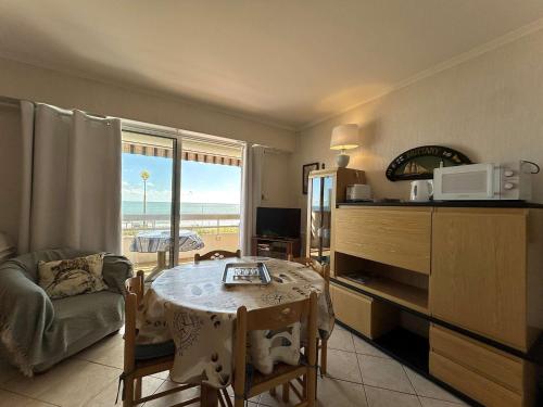 - un salon avec une table et un four micro-ondes dans l'établissement Studio agréable 4 pers. avec terrasse et parking, La Baule - FR-1-245-133, à La Baule