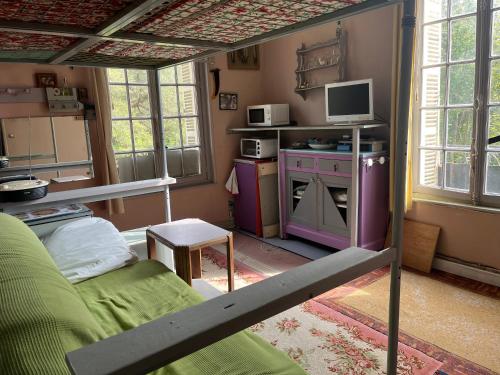 - une chambre avec des lits superposés et une cuisinière dans l'établissement Studio 10 Etretat, à Étretat