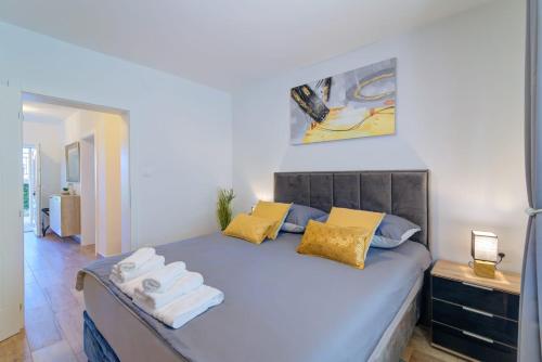 En eller flere senge i et værelse på Apartman Mia