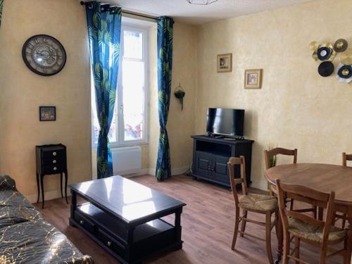 les vieilles Halles de Villebois