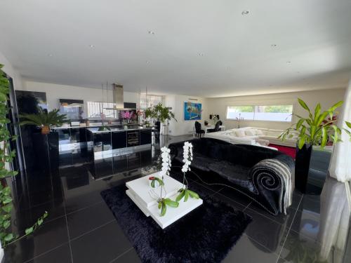 un salon avec un canapé et une table dans l'établissement Villa Deluxe Antibes & Private Appartement - Pool - Spa - Cinéma, à Antibes