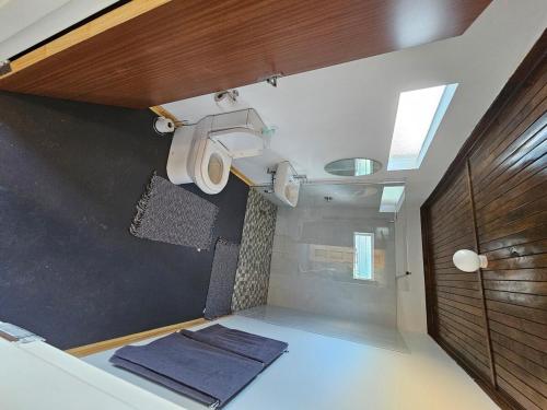 a bathroom with a sink and a toilet in a room at Longe De Casa in Colesberg