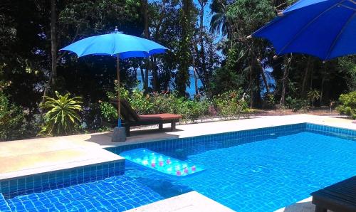 Piscina a Poseidon Bungalows o a prop