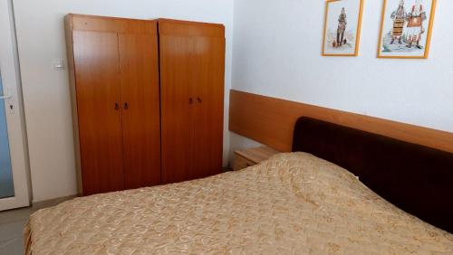Tempat tidur dalam kamar di Pine house