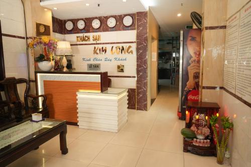ein Ladenflur mit einer Theke und Uhren an der Wand in der Unterkunft khách sạn Kim Long in Ho-Chi-Minh-Stadt