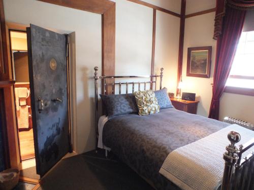 Een bed of bedden in een kamer bij Reef Cottage accommodation
