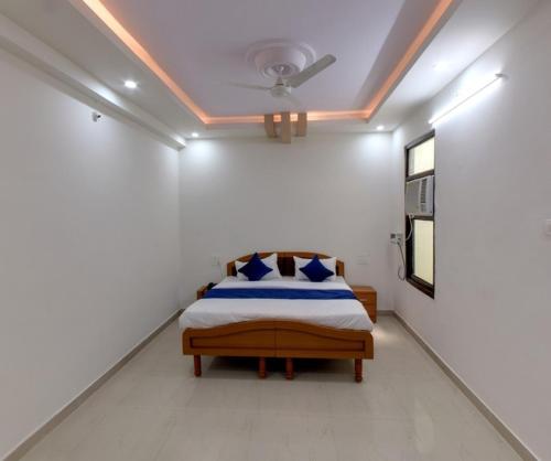 a bedroom with a bed and a ceiling at Hotel Eleven Elites in Kota