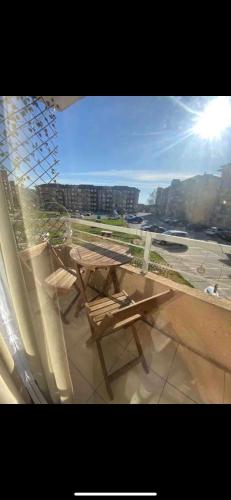 a table and chairs sitting on top of a balcony at Apartamento a pasos de ruta 5 sur in Curicó