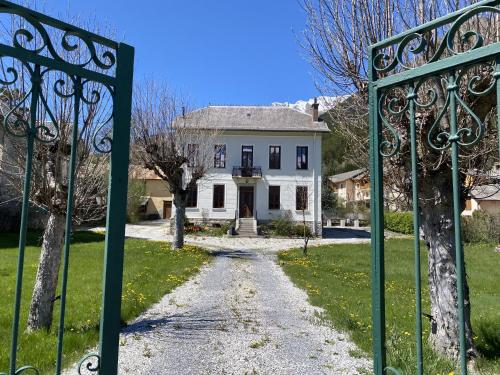 Το κτήριο όπου στεγάζεται  η βίλα