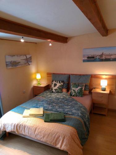 une chambre avec un lit avec deux lampes sur deux tables dans l'établissement Cabanon du Pêcheur, Parc National des Calanques, à Marseille