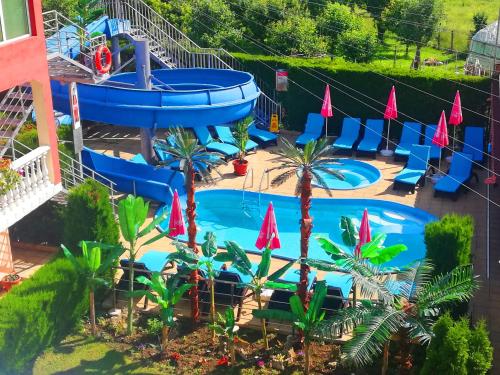 una vista panoramica su una piscina in un parco acquatico di Комплекс "Тера Верде" a Oreshak