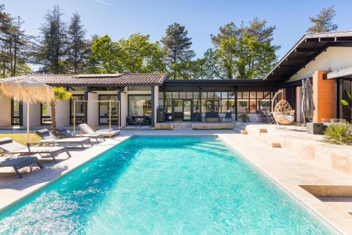 une vue extérieure d'une maison avec piscine dans l'établissement Villa avec piscine, à Montauban