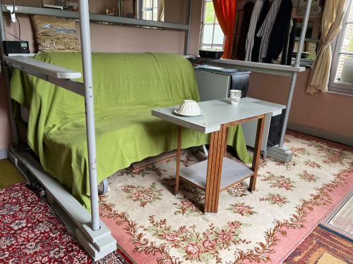 - un lit avec une table à côté d'un lit superposé dans l'établissement Studio 10 Etretat, à Étretat