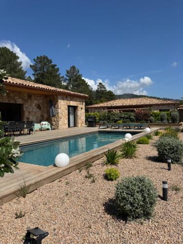 une villa avec piscine dans une cour dans l'établissement Villa Félicita 8 personnes proche plage Corse du sud, à Lecci