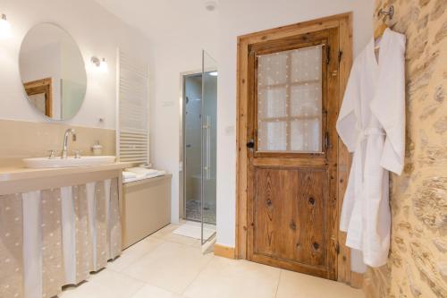 a bathroom with a sink and a shower and a mirror at La Sauternaise, luxury Boutique B&B in Sauternes