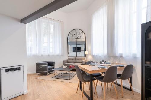une salle à manger et un salon avec une table et des chaises dans l'établissement Cosy T2 in Cannes, à Cannes