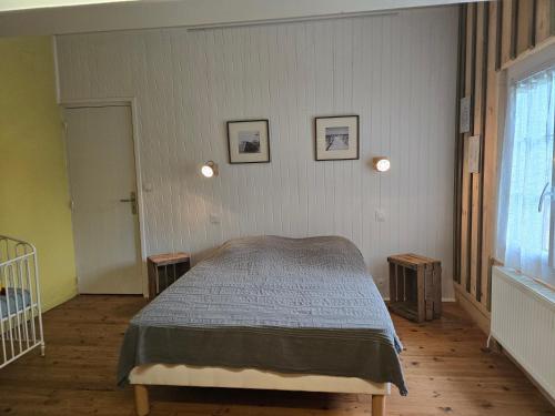 Ένα ή περισσότερα κρεβάτια σε δωμάτιο στο maison au calme avec piscine