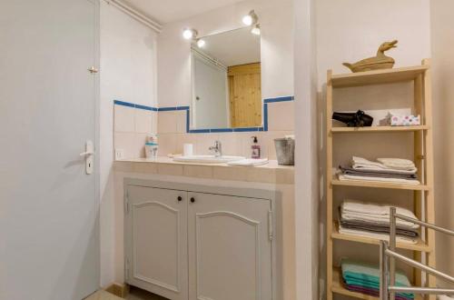 une salle de bain avec un lavabo et un miroir dans l'établissement Maison de James, à Murs