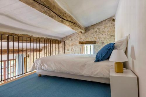 une chambre avec un lit et une grande fenêtre dans l'établissement Maison de James, à Murs