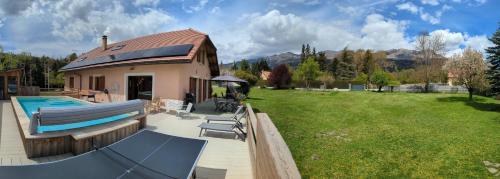 une maison avec une piscine à côté d'une cour dans l'établissement Le Pavillon du Grand Pré, à Chorges