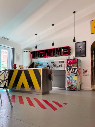 une cuisine avec un comptoir avec des graffitis dessus dans l'établissement Le Loft des Cévennes, à Ganges