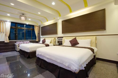 花蓮市的住宿－香風車站電梯民宿，酒店客房设有两张床和窗户。