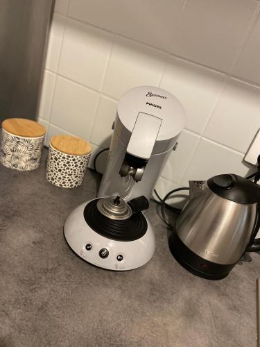 un mixeur posé sur un comptoir avec une casserole dans l'établissement Maison ville centre cathédrale, à Noyon