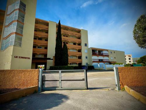 a building with a gate in front of a building at Studio élégant et vue mer au Boucanet in Le Grau-du-Roi