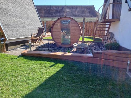 a backyard with a hot tub and a chair at Zittau - Ferienwohnung Frieda mit Camping Familien, und Biker Hütten am Zittauer Gebirge in Zittau