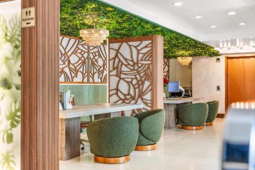 a restaurant with a table and green chairs at Hotel Ocean in Miami Beach