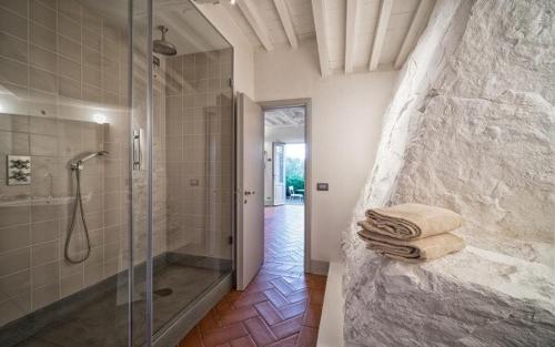 CortiにあるUnique Villa with Infinity Pool inside Chiantiのバスルーム(ウォークインシャワー、ガラス張りのシャワー付)