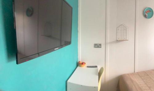 TV a/nebo společenská místnost v ubytování Nice bedroom close to the train station and the city centre