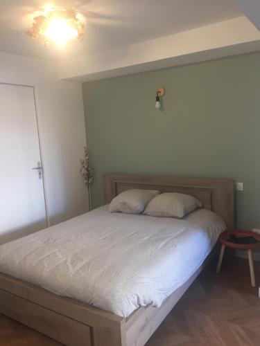 un lit avec deux oreillers dessus dans une chambre dans l'établissement Appartement cosy - Clermont-Fd - 2 J Girod, à Clermont-Ferrand