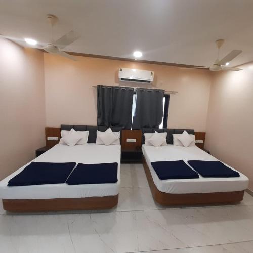 Una cama o camas en una habitación de Hotel Purushottam