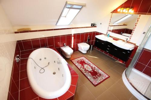 Ванная комната в Calm Luxury Villa Original Artworks Free Parking