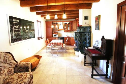 Гостиная зона в Calm Luxury Villa Original Artworks Free Parking