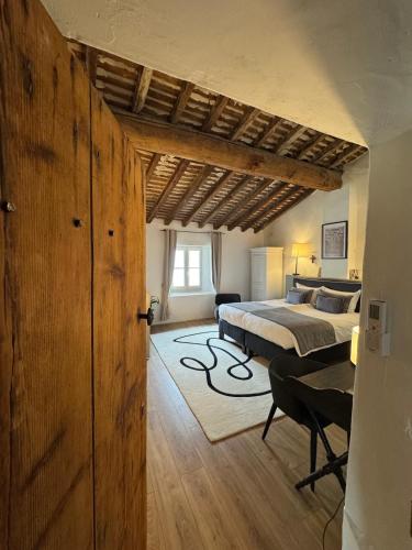 a large bedroom with a bed and a large window at La Chapelle sur la Sorgue in LʼIsle-sur-la-Sorgue