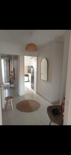 Appartement T2 le Saints Georges 48 m2 meublés équipés Clims 2 balcons ensoleillés parking gratuit et wifi