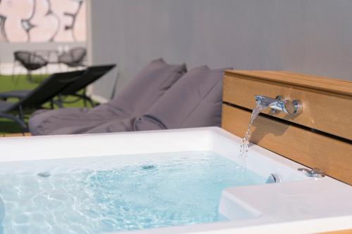 The Industrial Loft - Private Rooftop & Jacuzzi