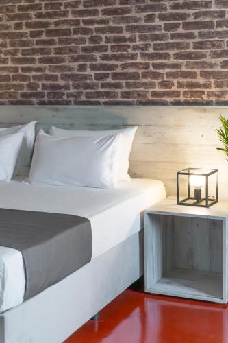 The Industrial Loft - Private Rooftop & Jacuzzi